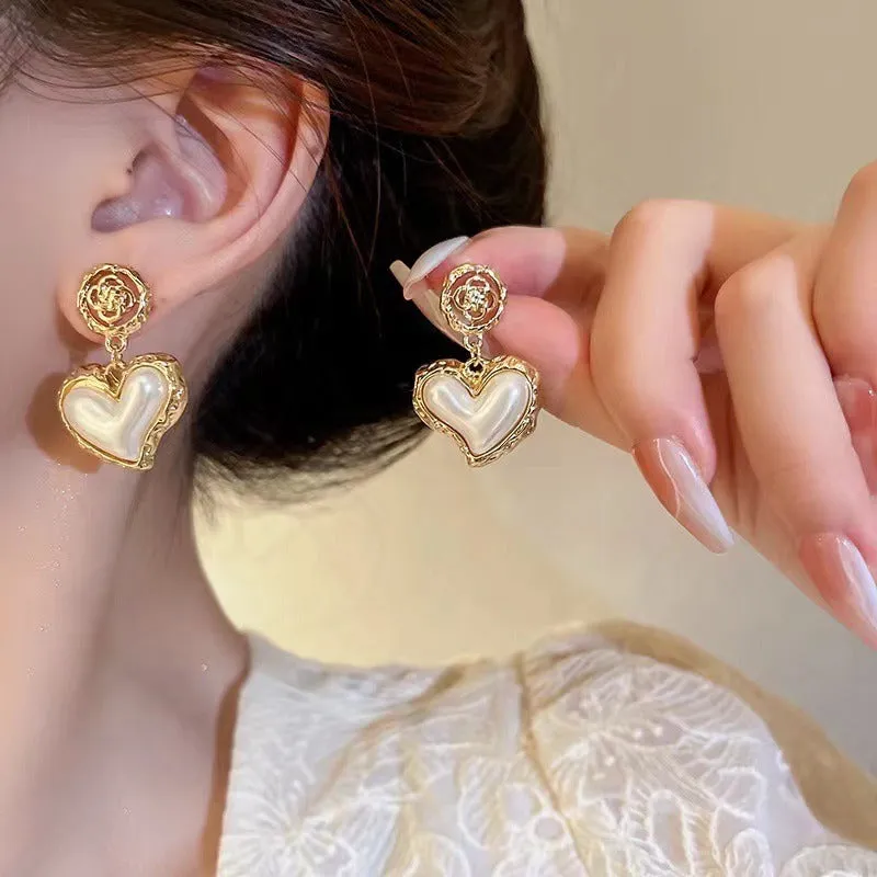 18K Gold Flower With Heart-shaped Inlaid Pearl Design Earrings