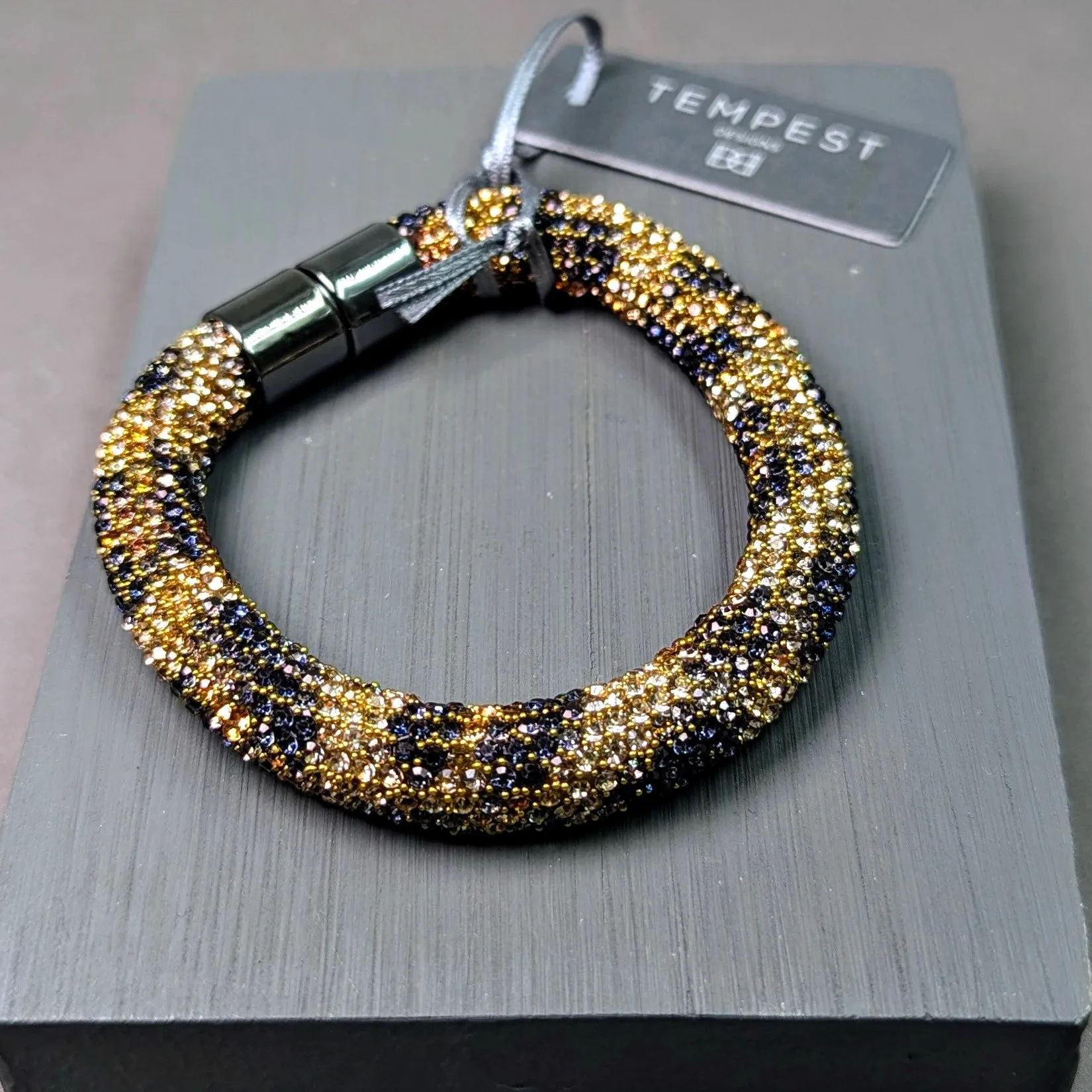 Animal effect crystal bracelet with magnetic clasp