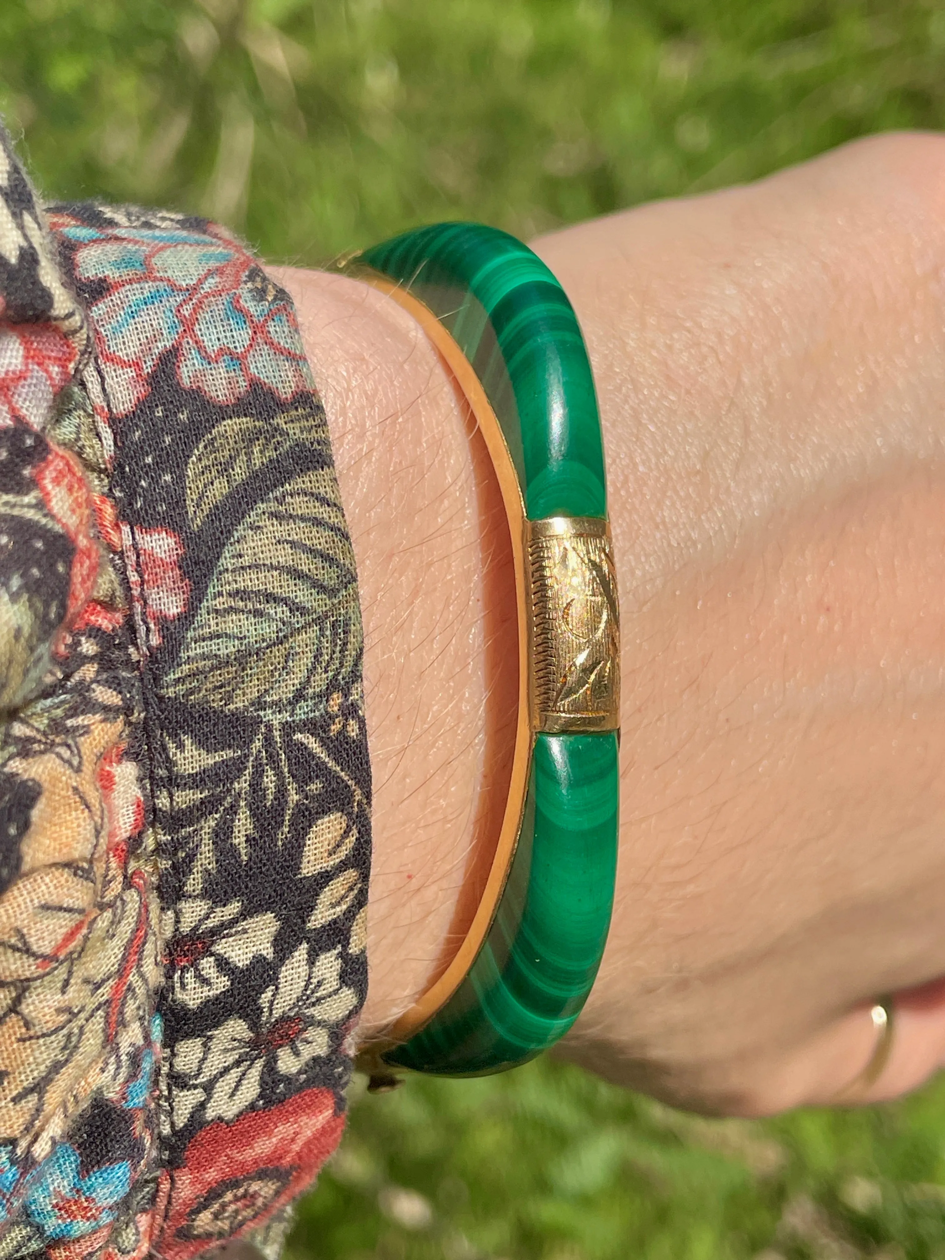 Vintage yellow 14K inlaid malachite hinge bangle